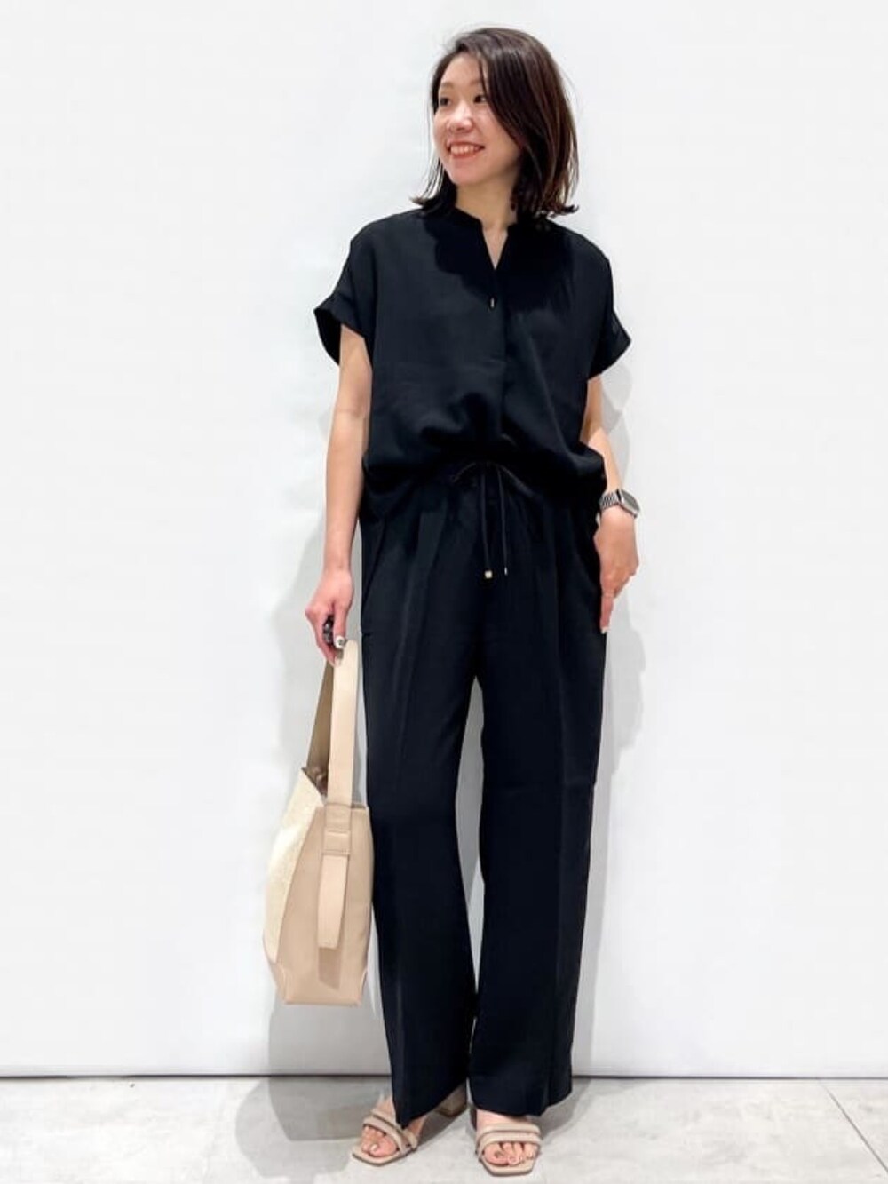 ベージュ系のシャツ/ブラウス、ブラック系のシャツ/ブラウス、ブラック系のその他パンツを着用したレディースの春コーディネートの6枚目の写真