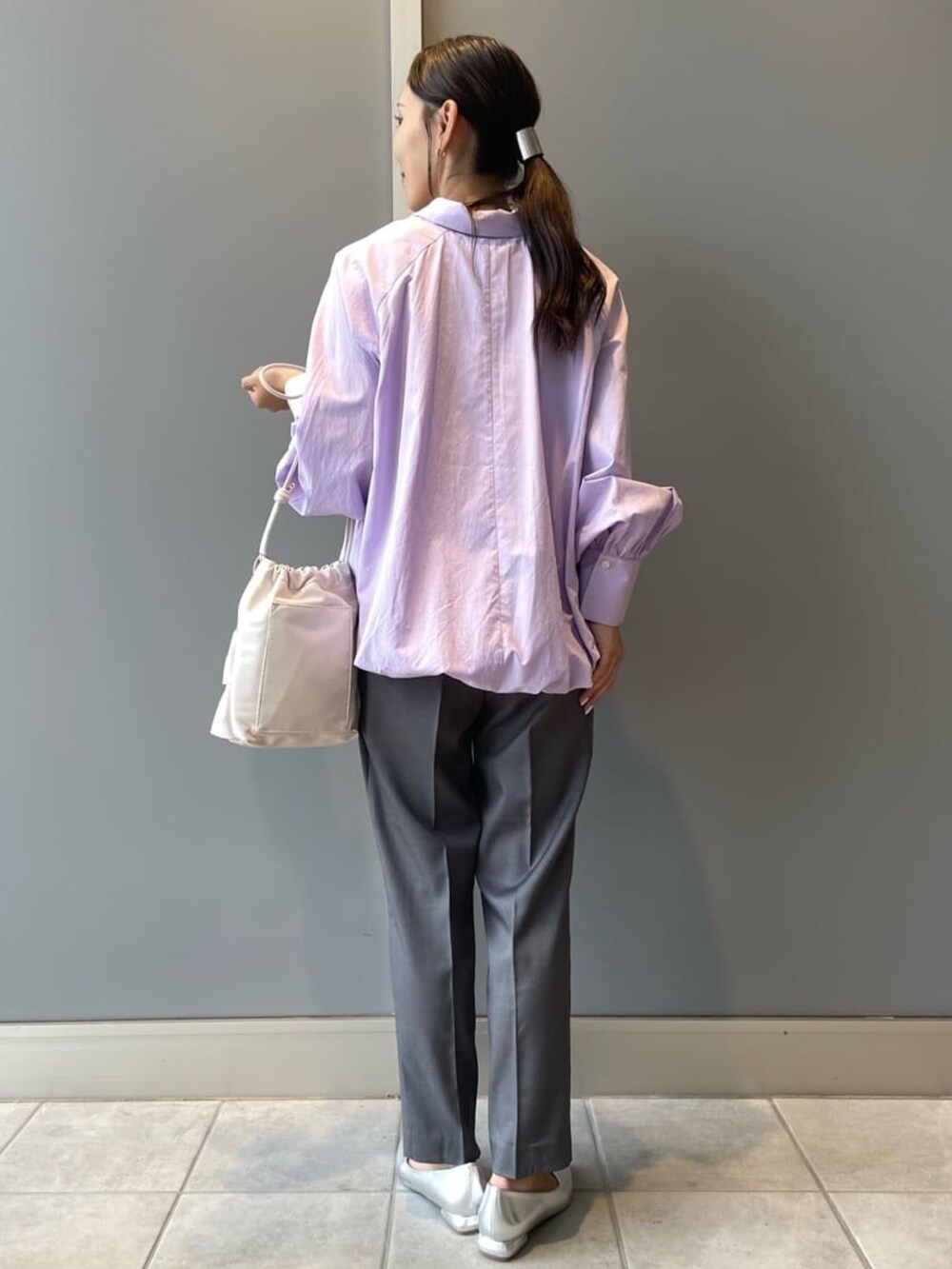 パープル系のシャツ/ブラウス、グレー系のその他パンツ、ホワイト系のショルダーバッグを着用したレディースの秋コーディネートの8枚目の写真