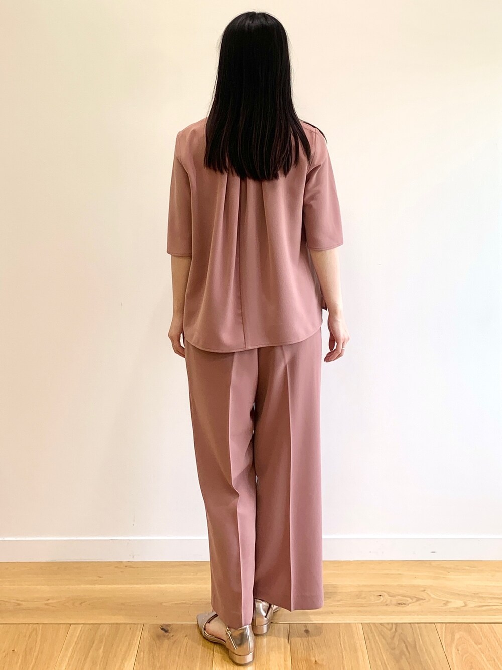 ピンク系のその他パンツ、ピンク系のシャツ/ブラウス、ゴールド系のサンダルを着用したレディースの春コーディネートの3枚目の写真