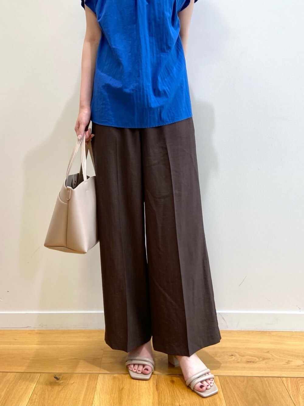 ブルー系のシャツ/ブラウス、ブラウン系のその他パンツ、ベージュ系のサンダルを着用したレディースの夏コーディネートの9枚目の写真