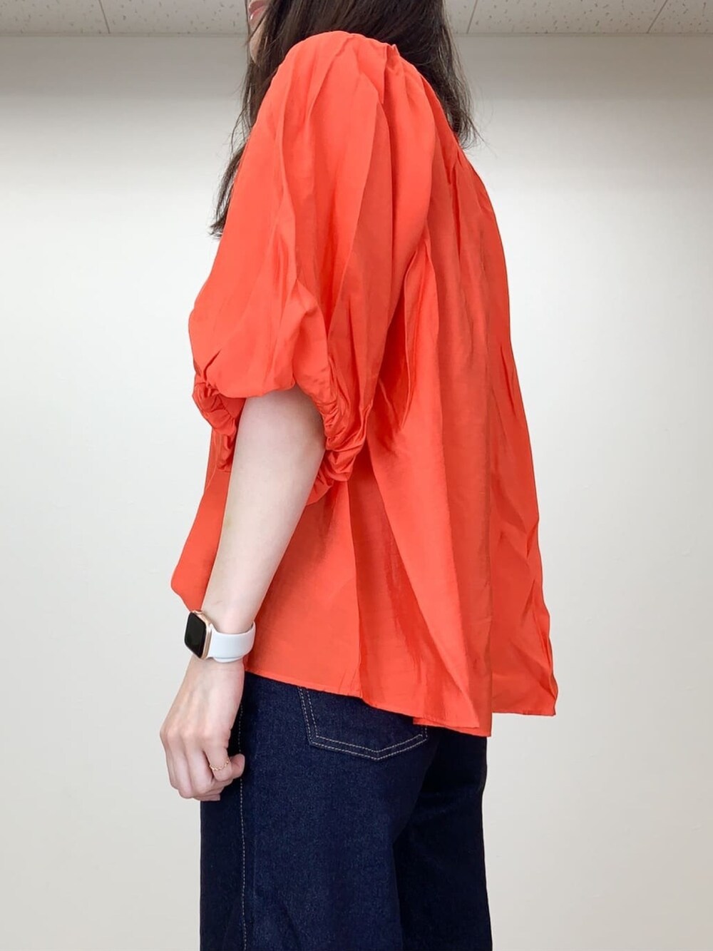 オレンジ系のシャツ/ブラウス、ブルー系のデニムパンツ、ベージュ系のその他シューズを着用したレディースの春コーディネートの5枚目の写真