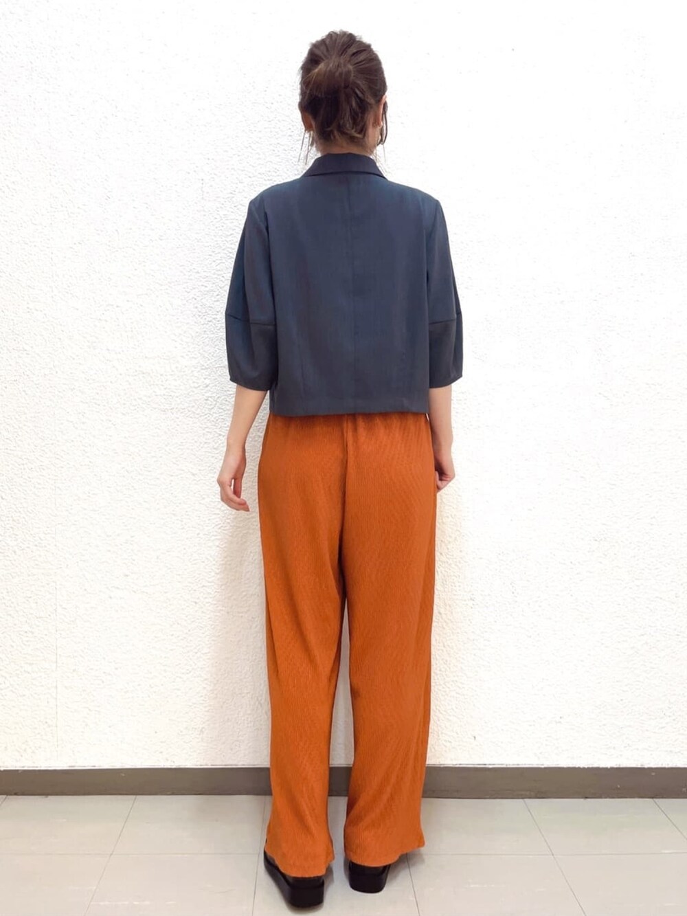 ホワイト系のタンクトップ、グレー系のテーラードジャケット、レッド系のその他パンツを着用したレディースの夏コーディネートの5枚目の写真