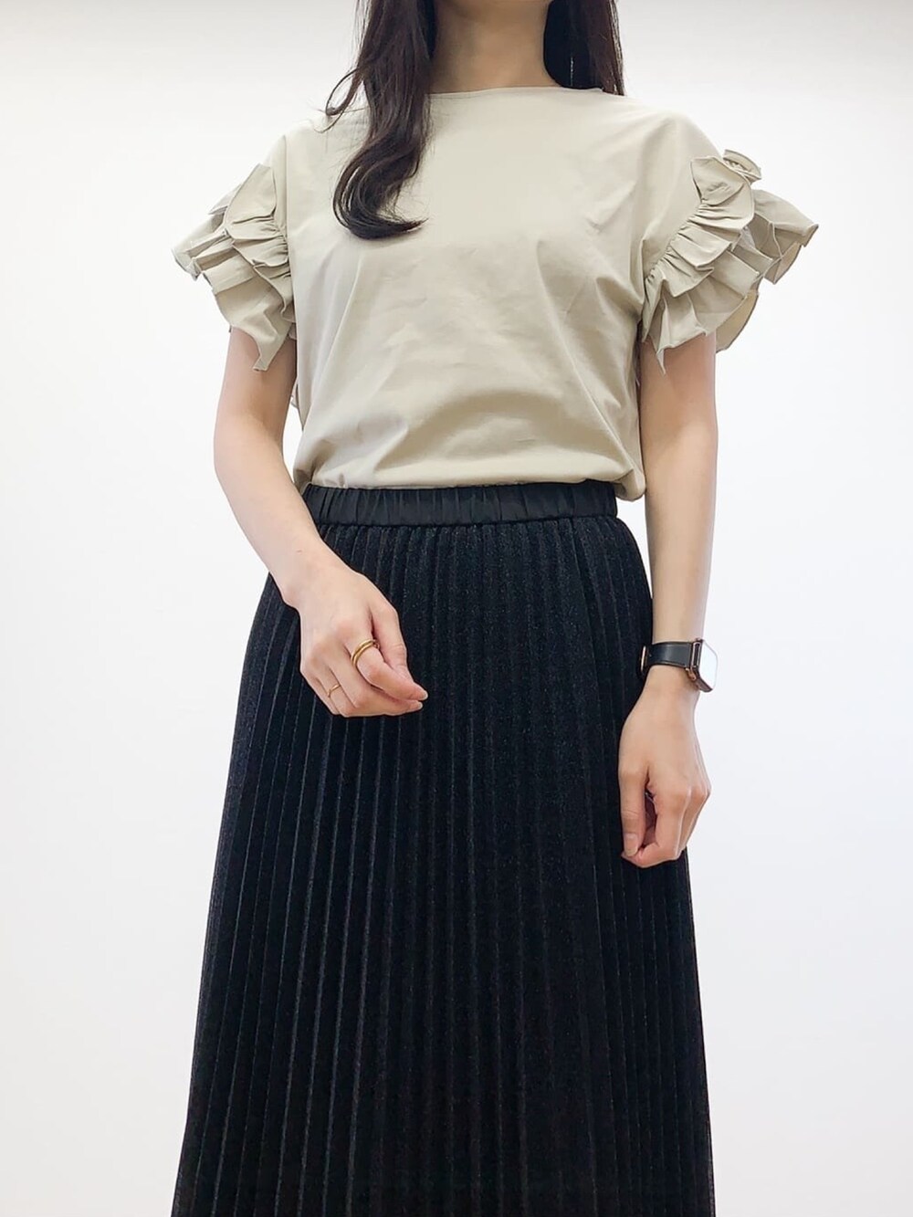 ベージュ系のTシャツ/カットソー、ブラック系のスカート、ブラック系のサンダルを着用したレディースの夏コーディネートの4枚目の写真