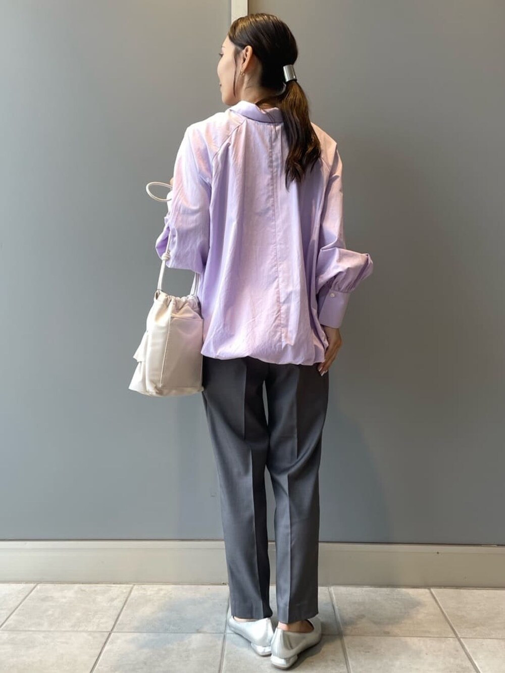 パープル系のシャツ/ブラウス、グレー系のその他パンツ、ホワイト系のショルダーバッグを着用したレディースの秋コーディネートの7枚目の写真