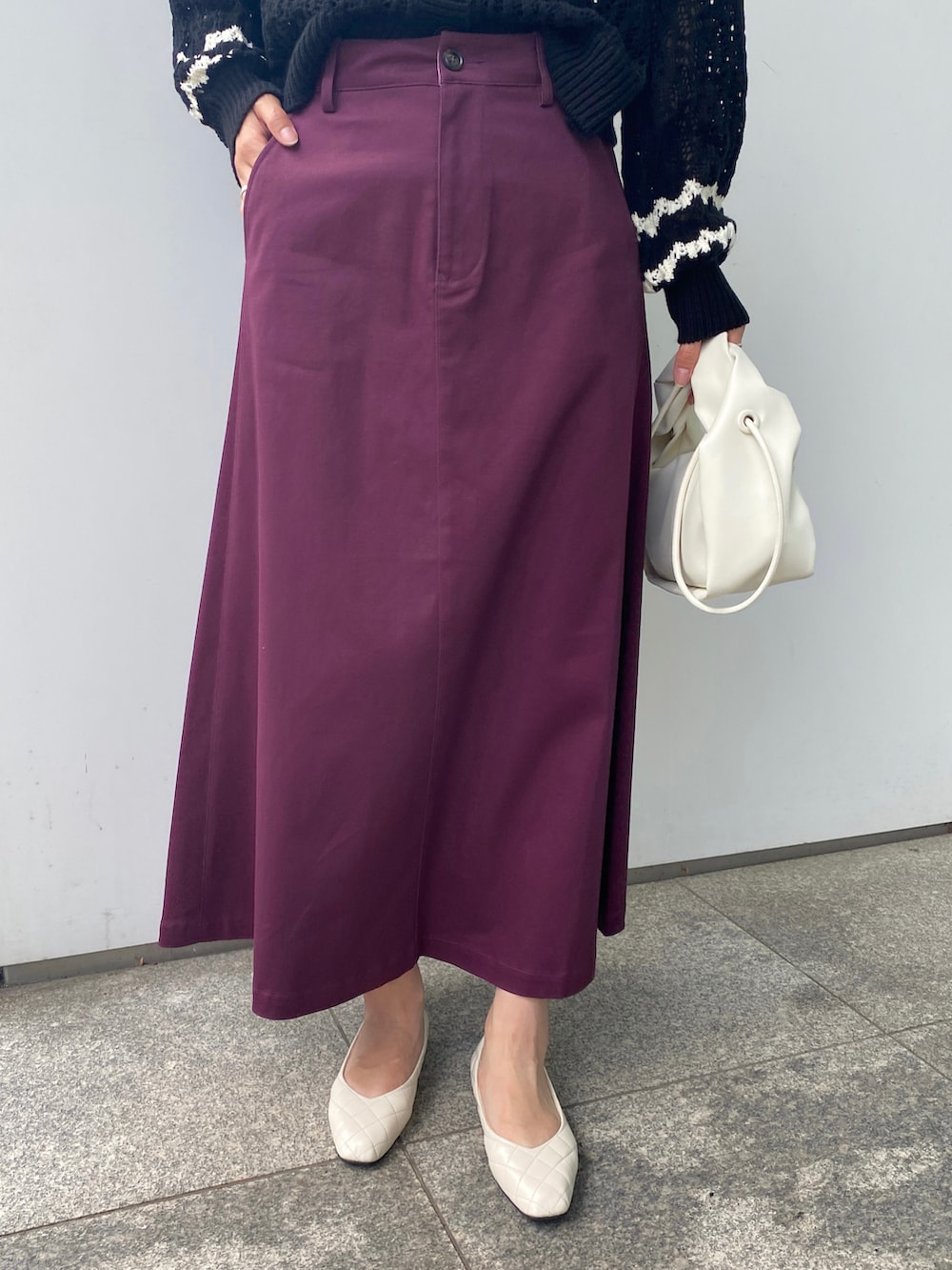 ブラック系のカーディガン/ボレロ、ホワイト系のショルダーバッグ、パープル系のスカートを着用したレディースの夏コーディネートの4枚目の写真