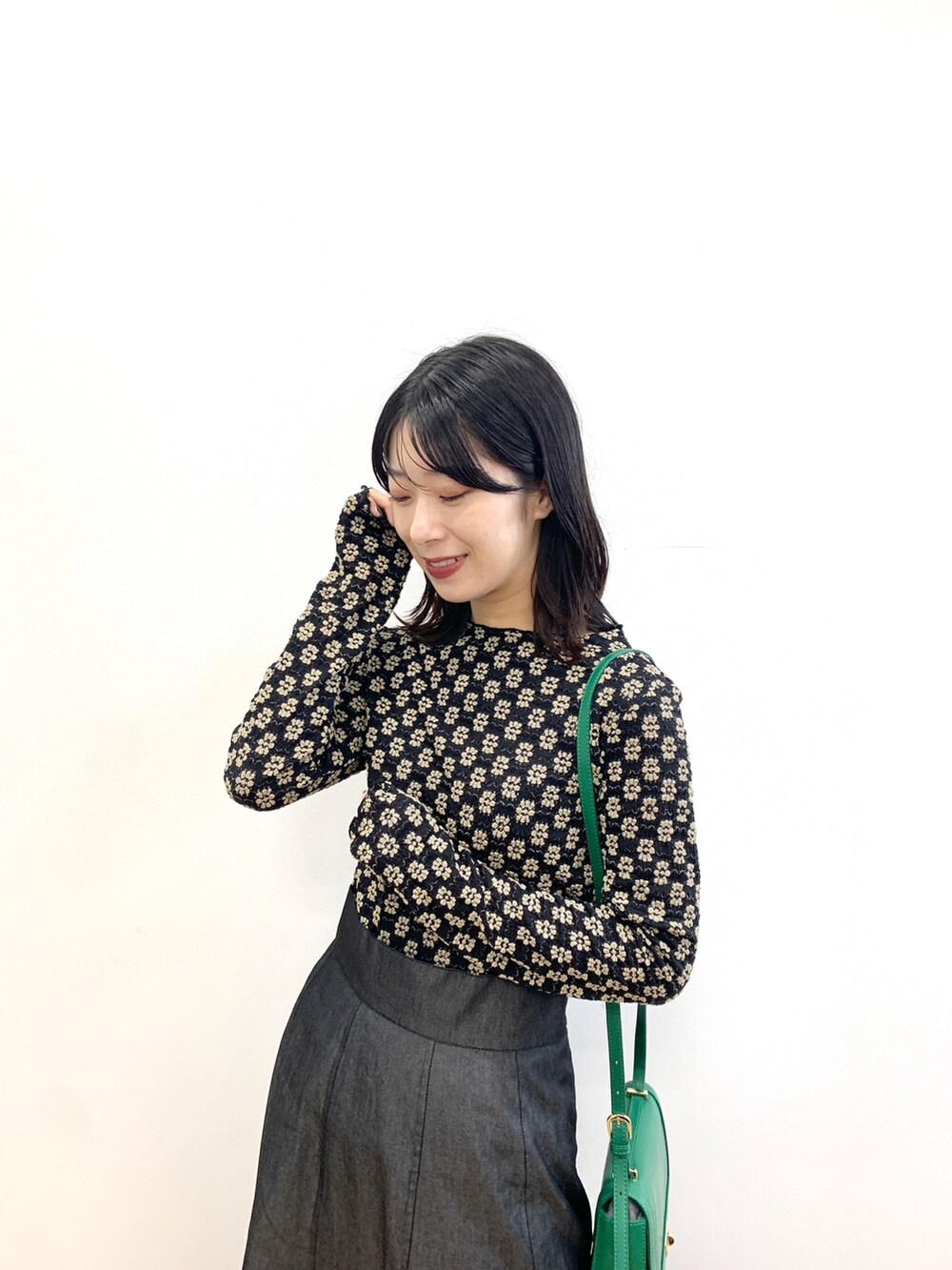 ブラック系のTシャツ/カットソー、その他のスカート、ブラック系のパンプスを着用したレディースの夏コーディネートの4枚目の写真