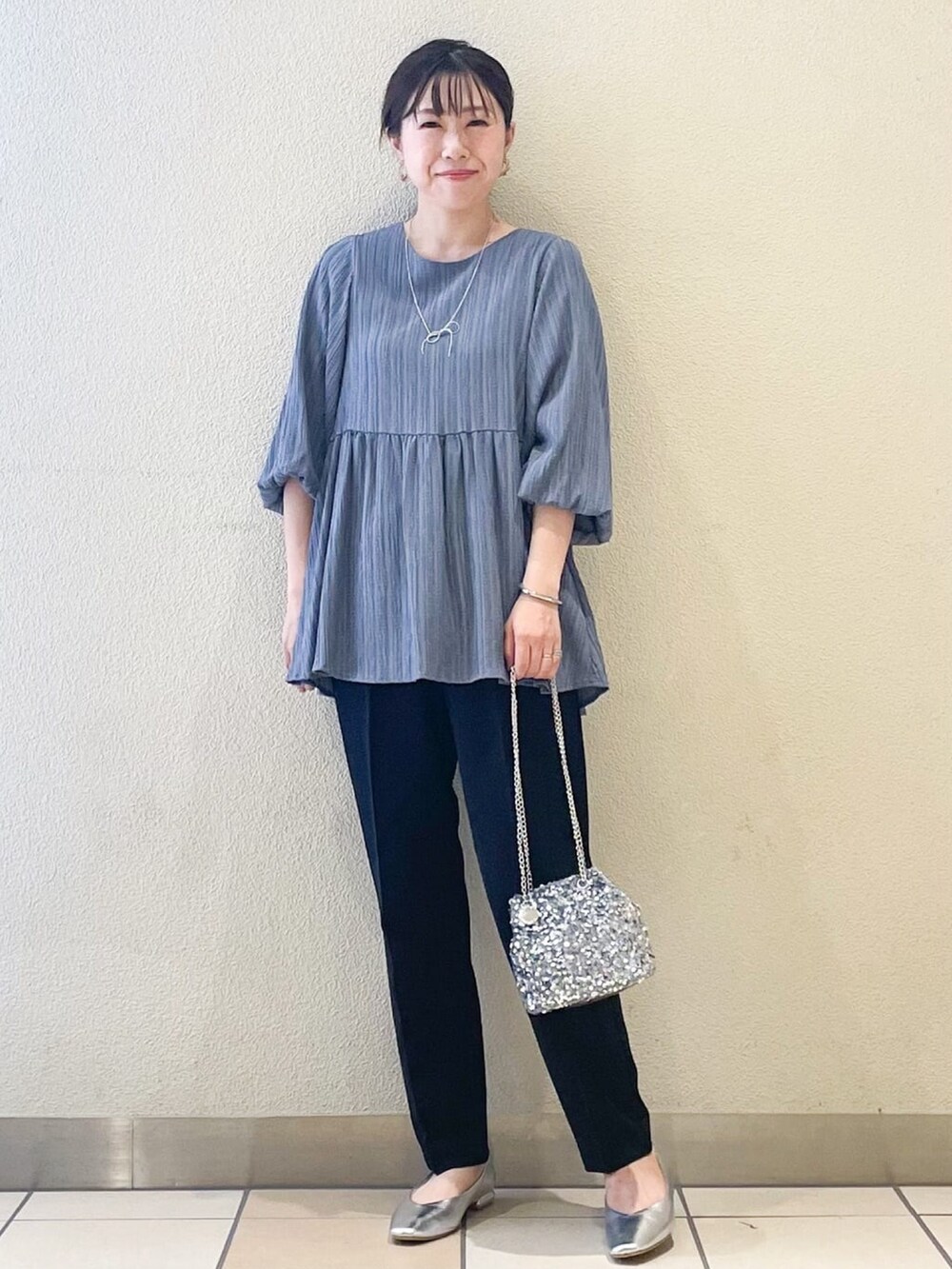グレー系のショルダーバッグ、ブルー系のシャツ/ブラウス、ブラック系のその他パンツを着用したレディースの夏コーディネートの6枚目の写真
