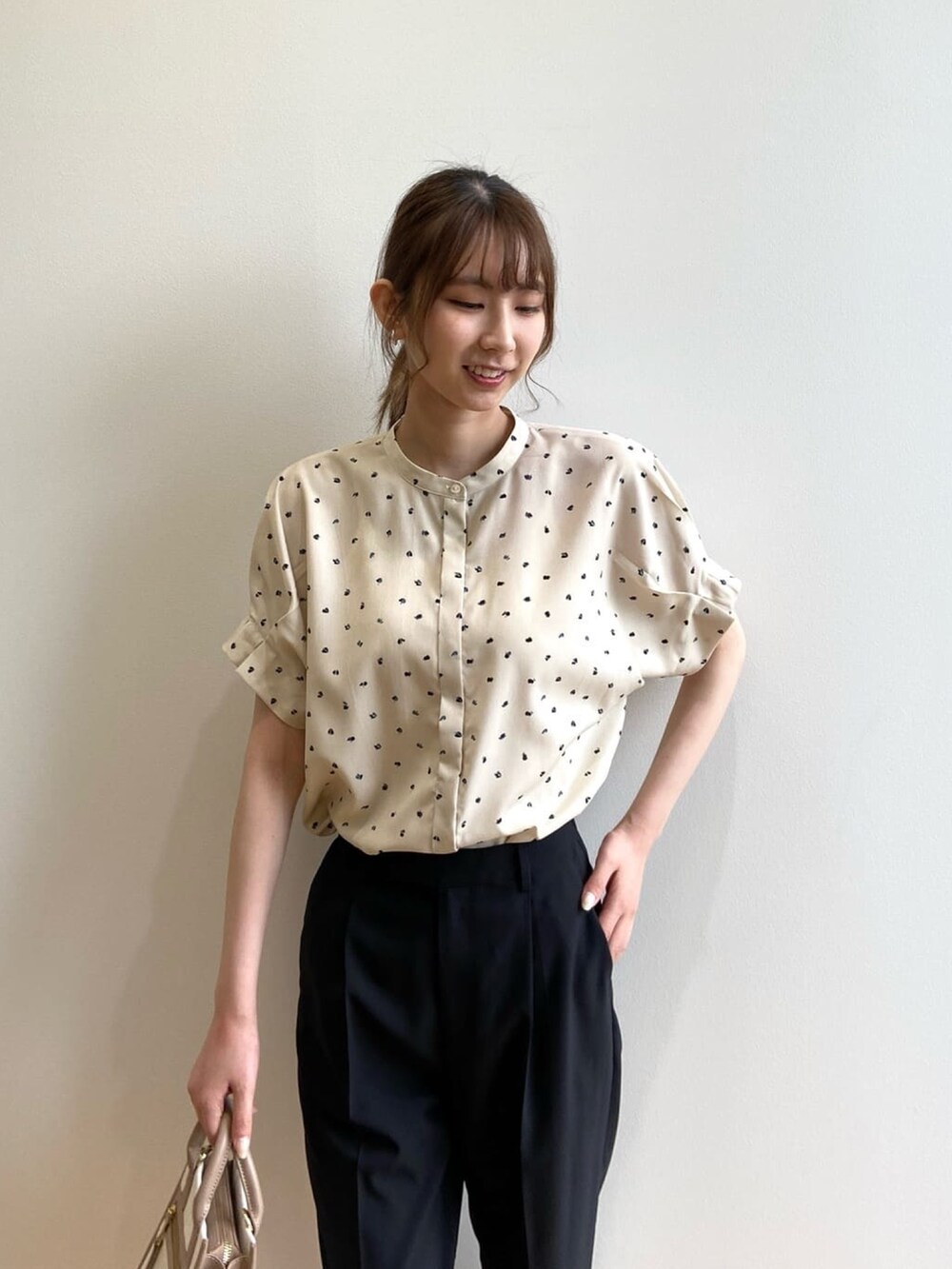 ベージュ系のシャツ/ブラウス、ブラック系のその他パンツ、ベージュ系のハンドバッグを着用したレディースの夏コーディネートの7枚目の写真