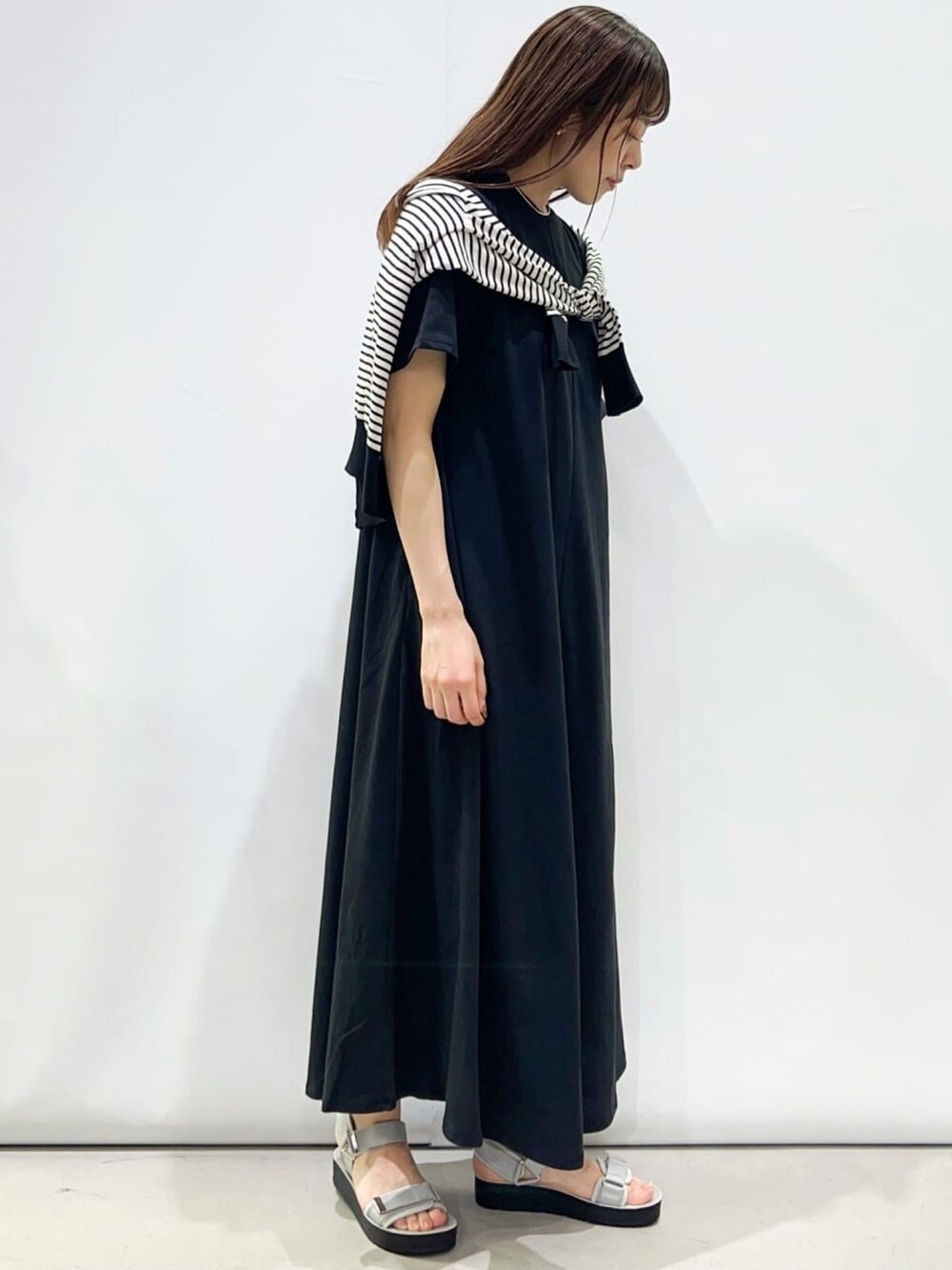 ブラック系のワンピース、グレー系のサンダル、ホワイト系のカーディガン/ボレロを着用したレディースの春コーディネートの2枚目の写真