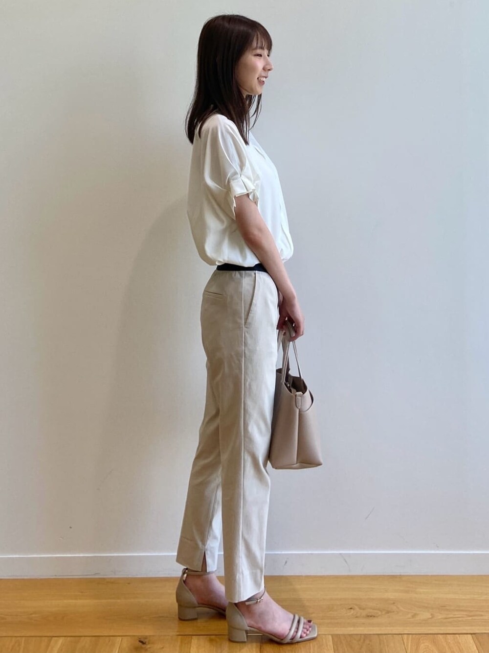 ホワイト系のシャツ/ブラウス、ベージュ系のその他パンツ、ベージュ系のトートバッグを着用したレディースの夏コーディネートの3枚目の写真