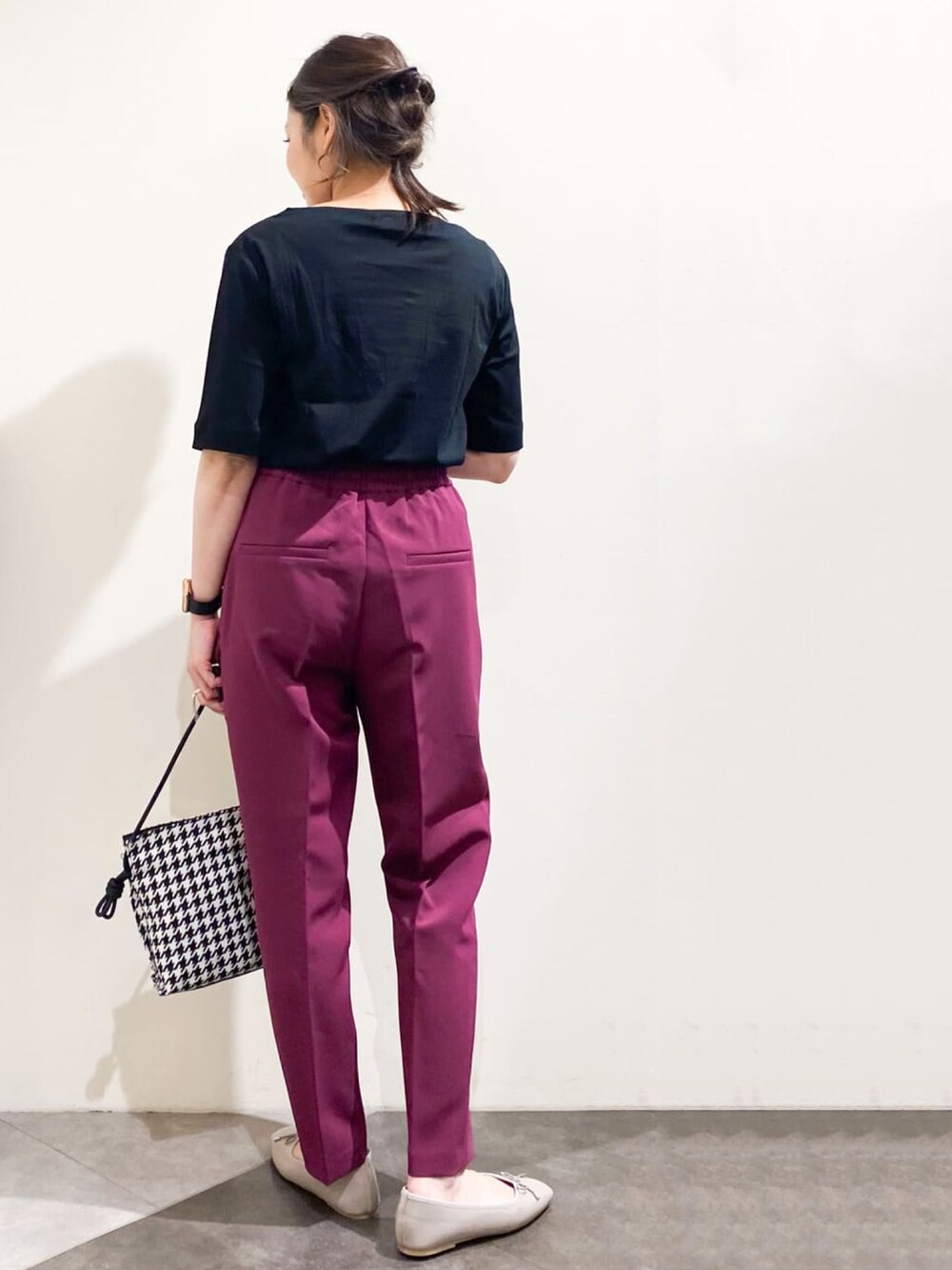 イエロー系のTシャツ/カットソー、パープル系のその他パンツ、ブラック系のショルダーバッグを着用したレディースの夏コーディネートの3枚目の写真