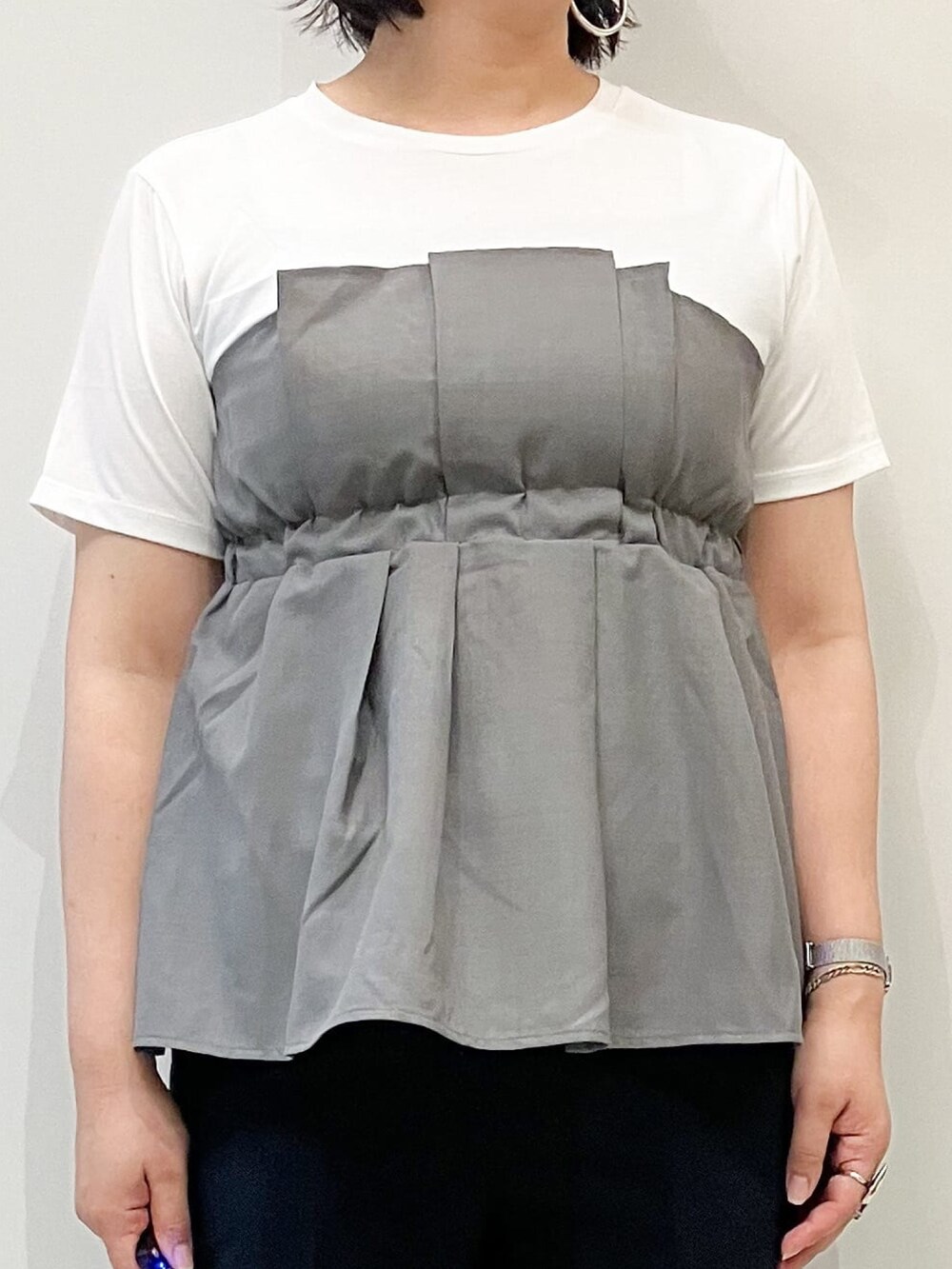 グレー系のTシャツ/カットソー、ブルー系のその他パンツ、ブラック系のトートバッグを着用したレディースの夏コーディネートの7枚目の写真