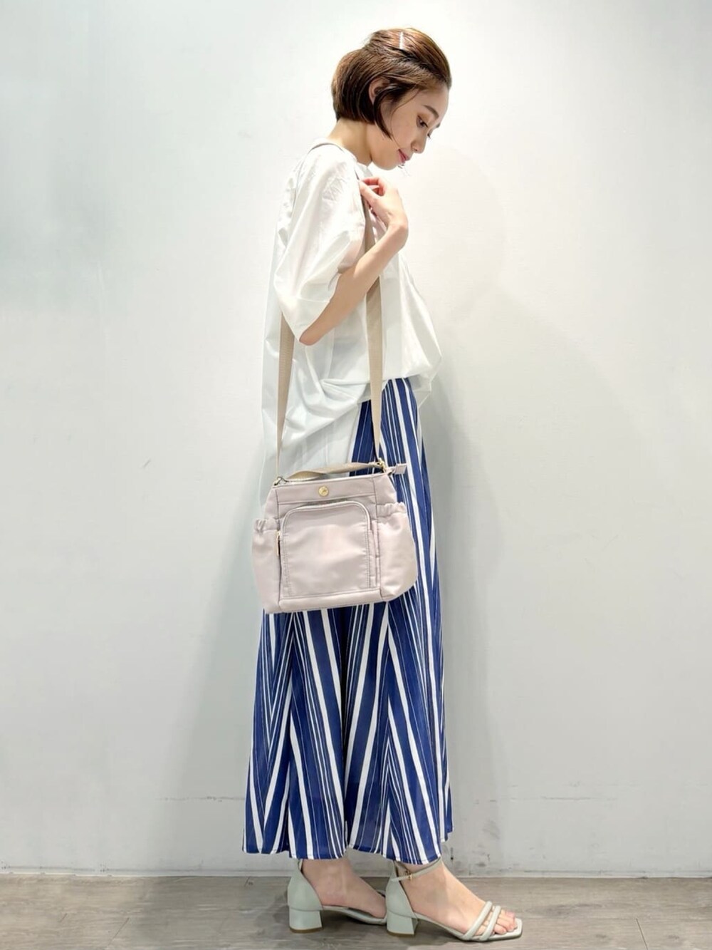 ホワイト系のシャツ/ブラウス、ブルー系のスカート、グリーン系のサンダルを着用したレディースの夏コーディネートの2枚目の写真