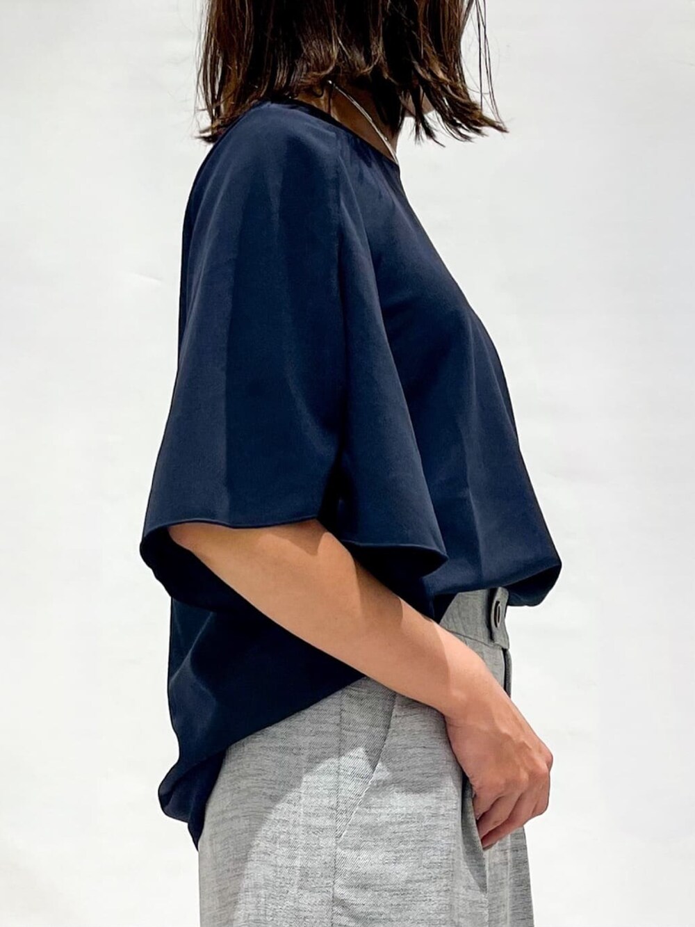 ブラック系のその他パンツ、ブラック系のパンプス、シルバー系のトートバッグを着用したレディースの夏コーディネートの8枚目の写真