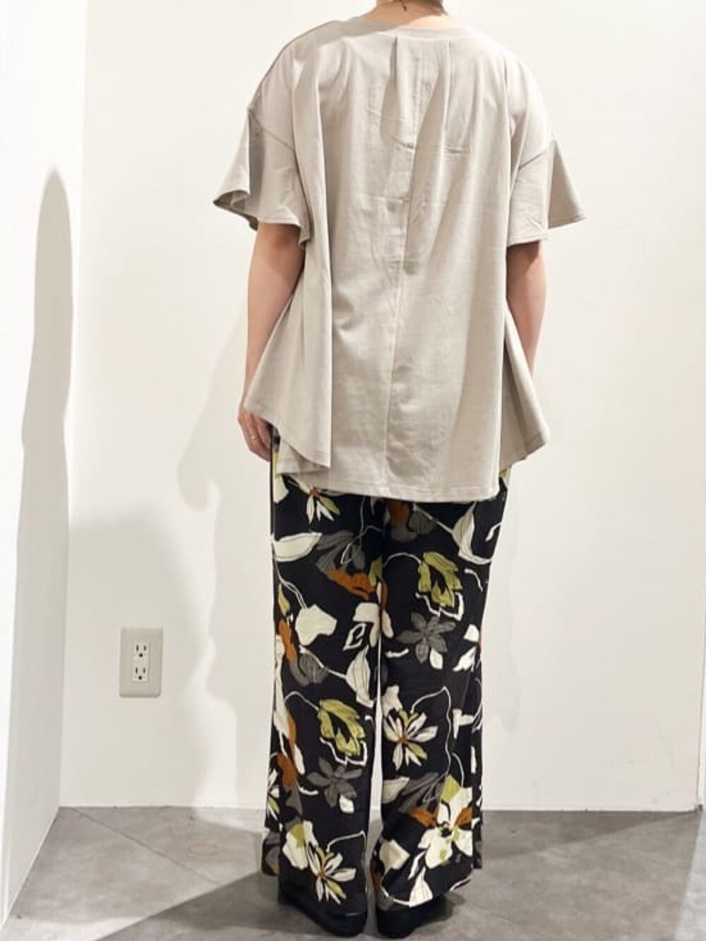 ベージュ系のTシャツ/カットソー、ブラック系のカーディガン/ボレロ、ブラウン系のその他パンツを着用したレディースの夏コーディネートの4枚目の写真