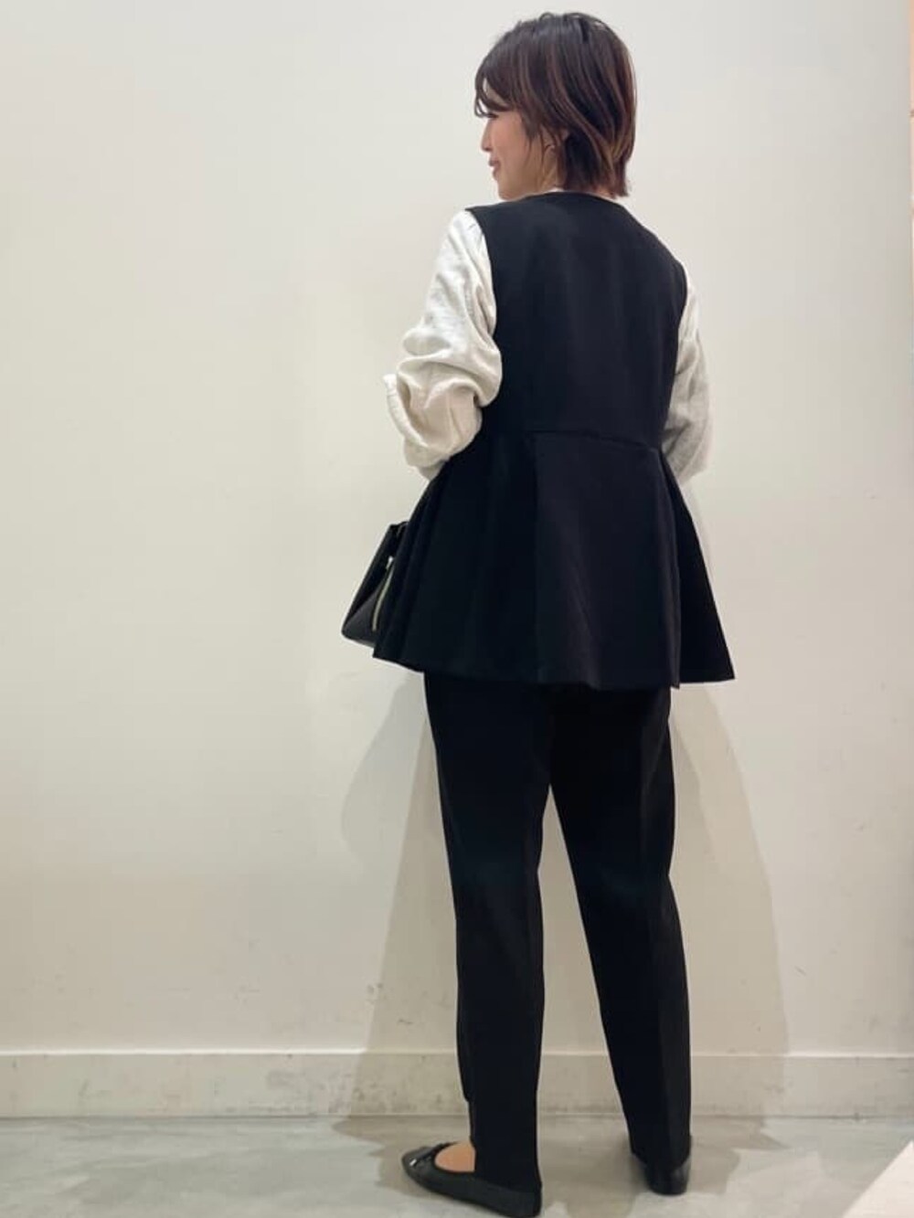 ホワイト系のシャツ/ブラウス、ブラック系のその他シューズ、ブラック系のベストを着用したレディースの冬コーディネートの3枚目の写真