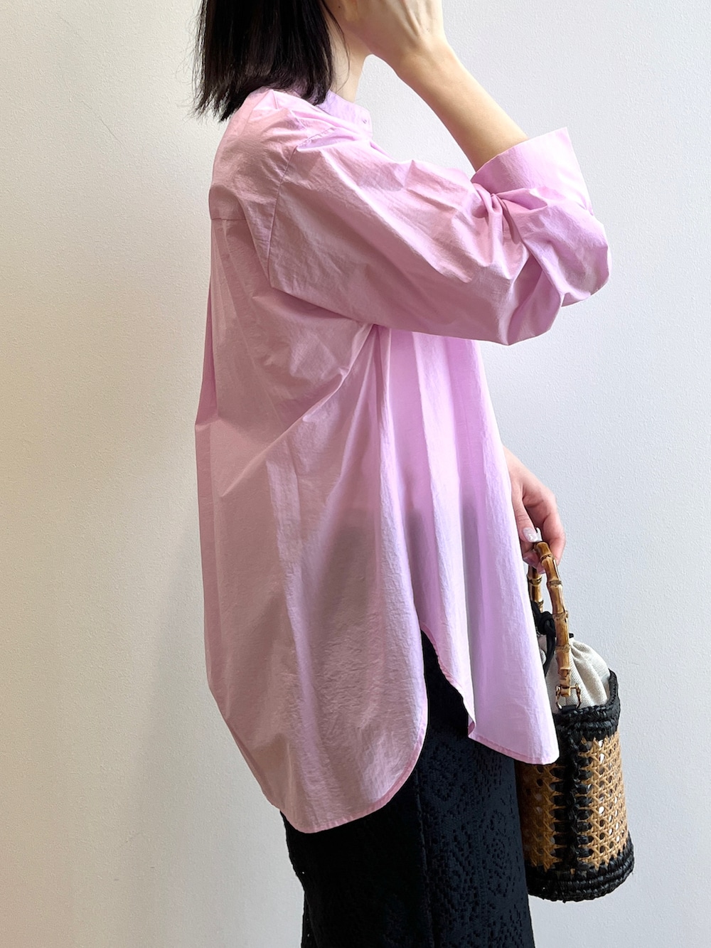 ピンク系のシャツ/ブラウス、ブラック系のサンダル、ブラック系のトートバッグを着用したレディースの夏コーディネートの4枚目の写真