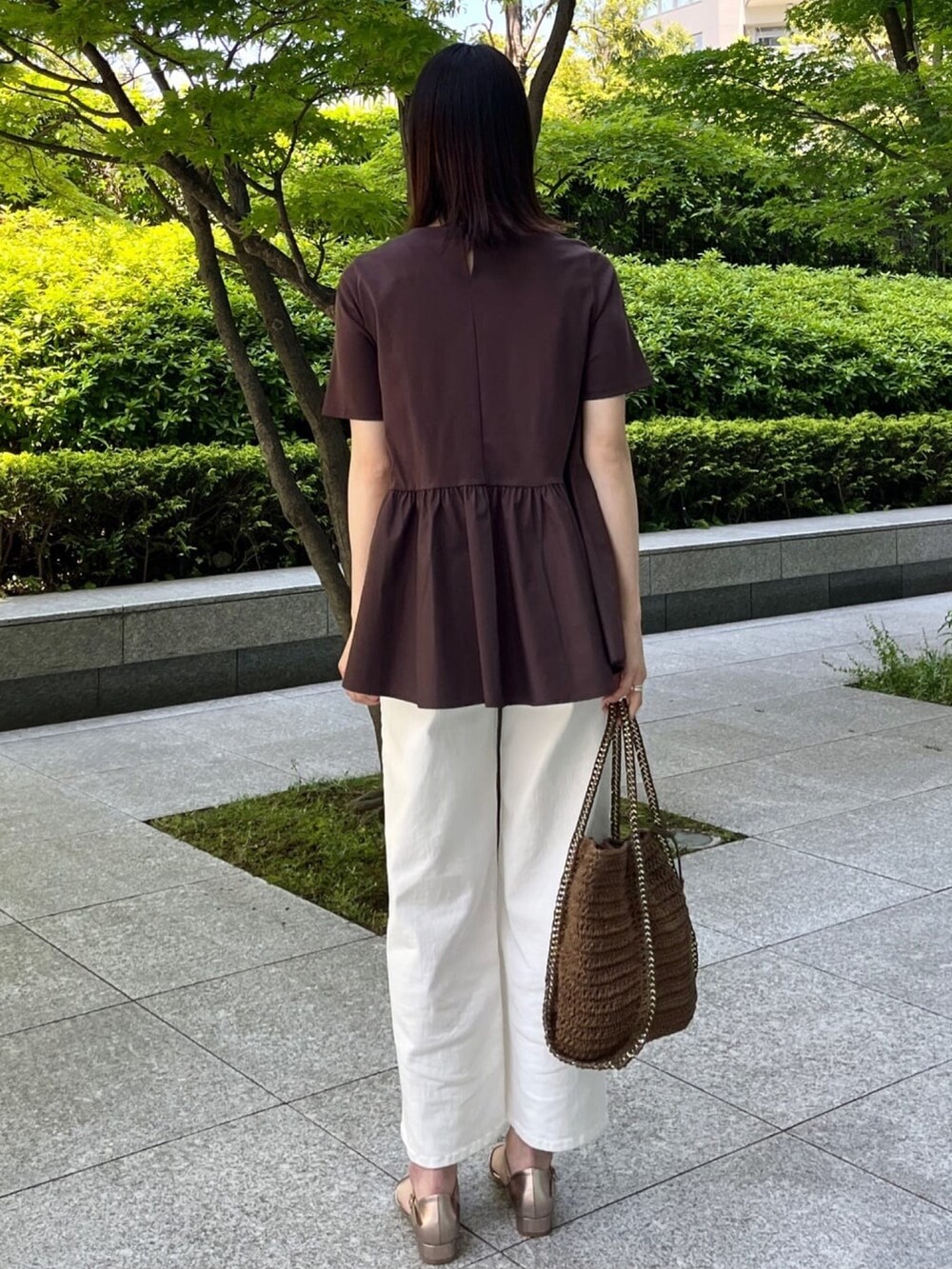 ブラウン系のTシャツ/カットソー、ホワイト系のデニムパンツ、ゴールド系のサンダルを着用したレディースの夏コーディネートの3枚目の写真