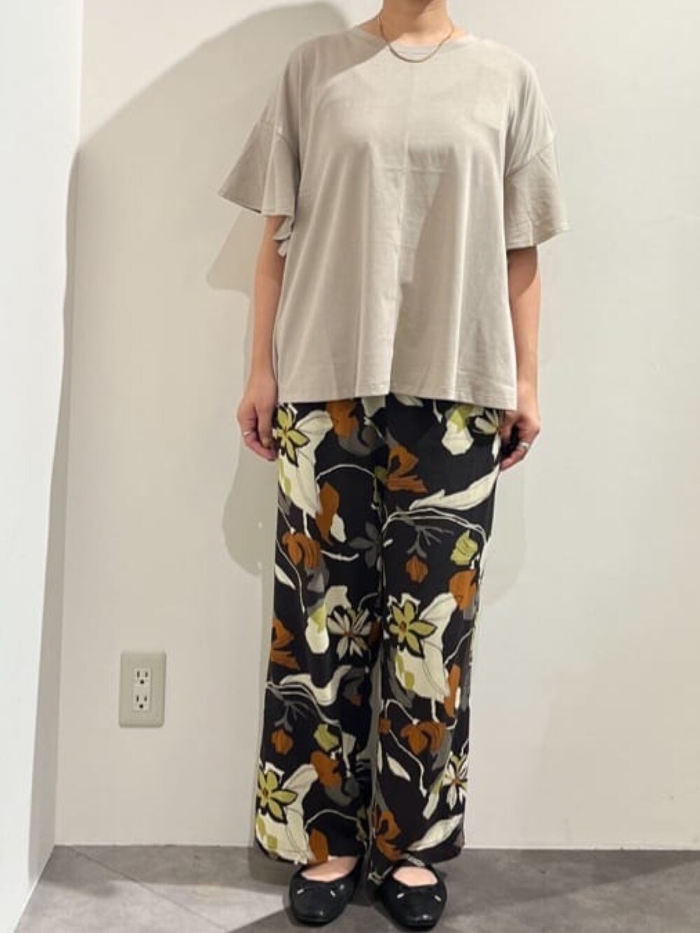 ベージュ系のTシャツ/カットソー、ブラック系のカーディガン/ボレロ、ブラウン系のその他パンツを着用したレディースの夏コーディネートの2枚目の写真