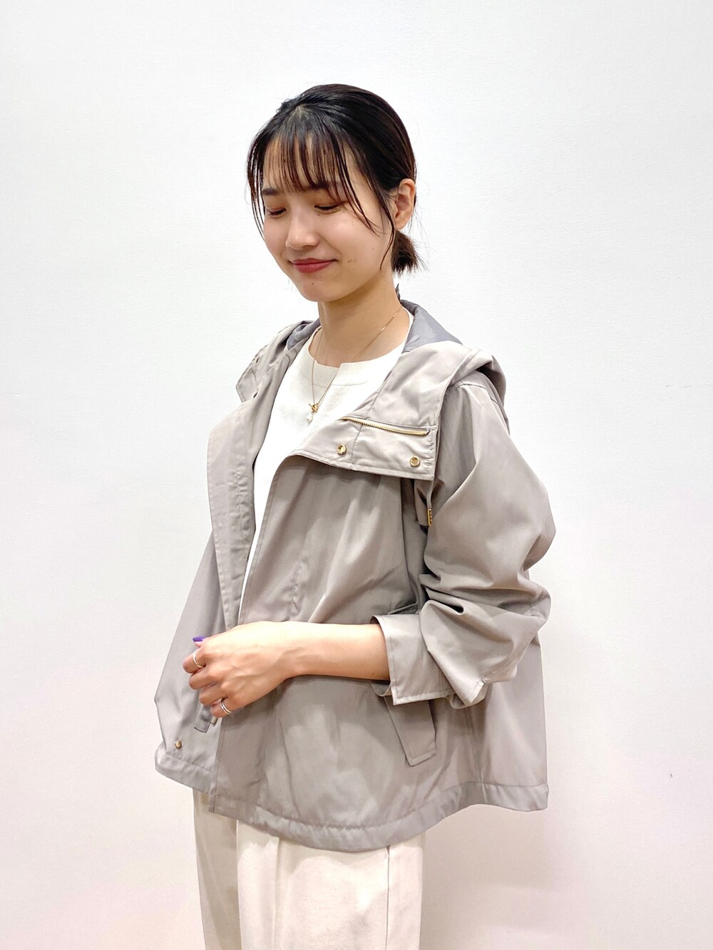 ベージュ系のブルゾン、ホワイト系のニット/セーター、ホワイト系のその他パンツを着用したレディースの秋コーディネートの4枚目の写真