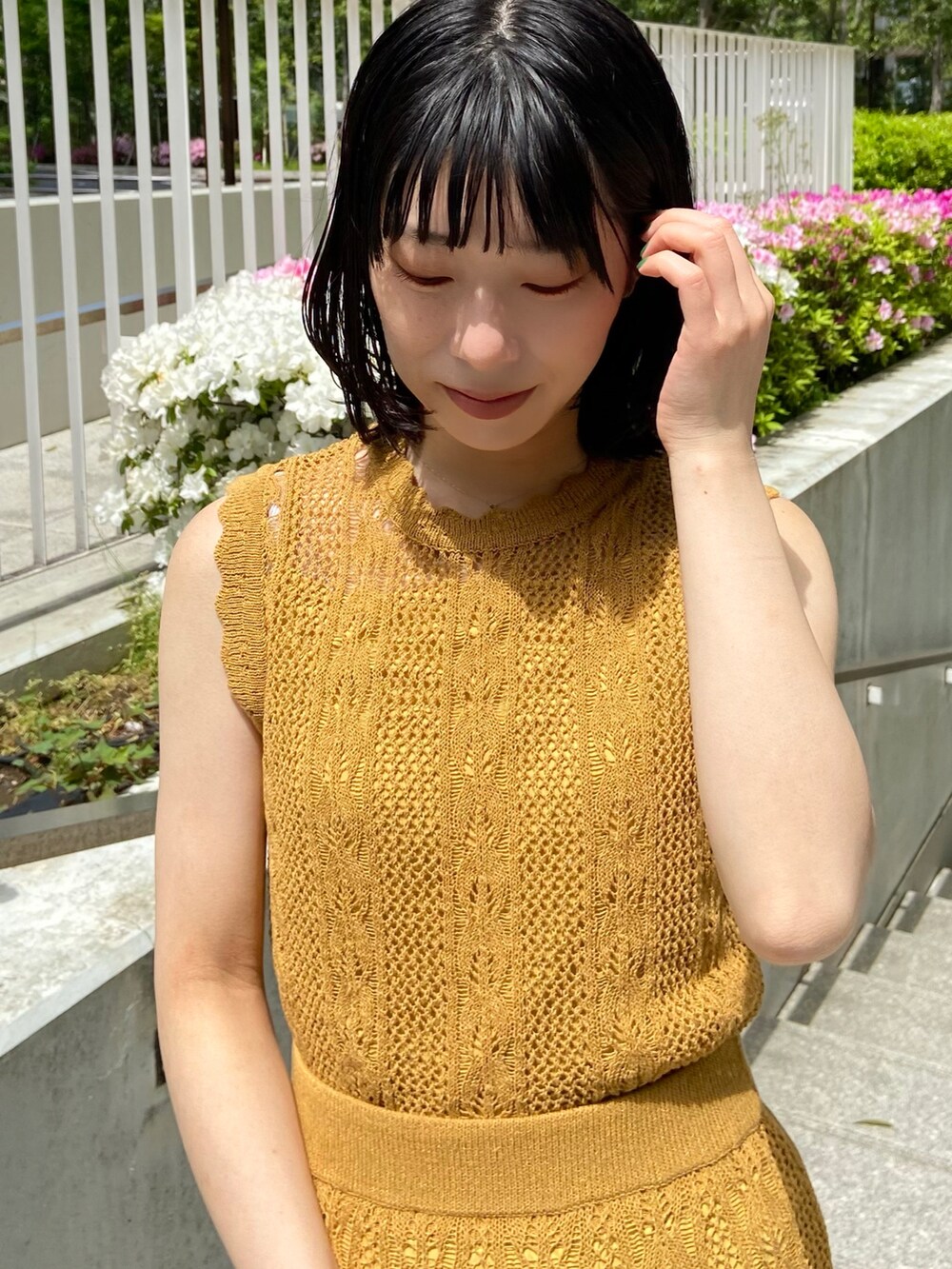 イエロー系のその他トップス、イエロー系のスカート、ブラウン系のショルダーバッグを着用したレディースの春コーディネートの2枚目の写真