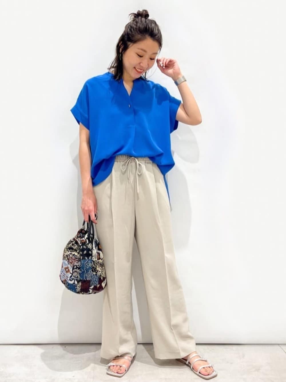 ブルー系のシャツ/ブラウス、シルバー系のサンダル、グレー系のその他パンツを着用したレディースの夏コーディネートの5枚目の写真