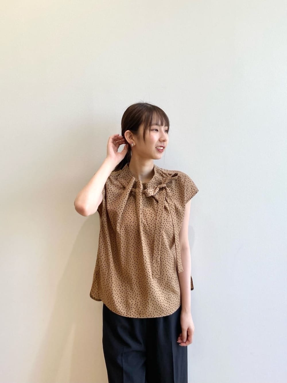 イエロー系のシャツ/ブラウス、ブラック系のその他パンツ、シルバー系のサンダルを着用したレディースの夏コーディネートの6枚目の写真