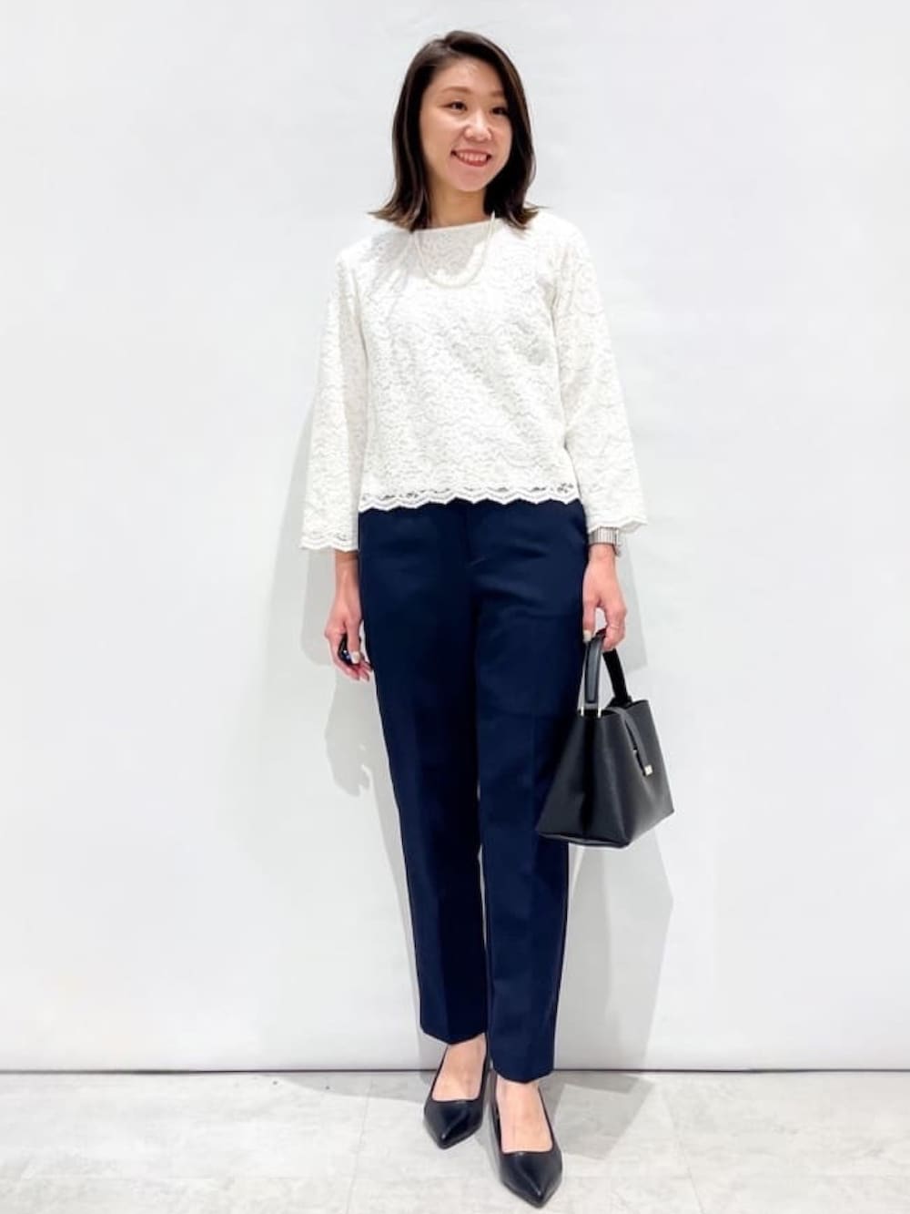 ブルー系のその他パンツ、ブルー系のノーカラージャケット、ブラック系のショルダーバッグを着用したレディースの冬コーディネートの4枚目の写真