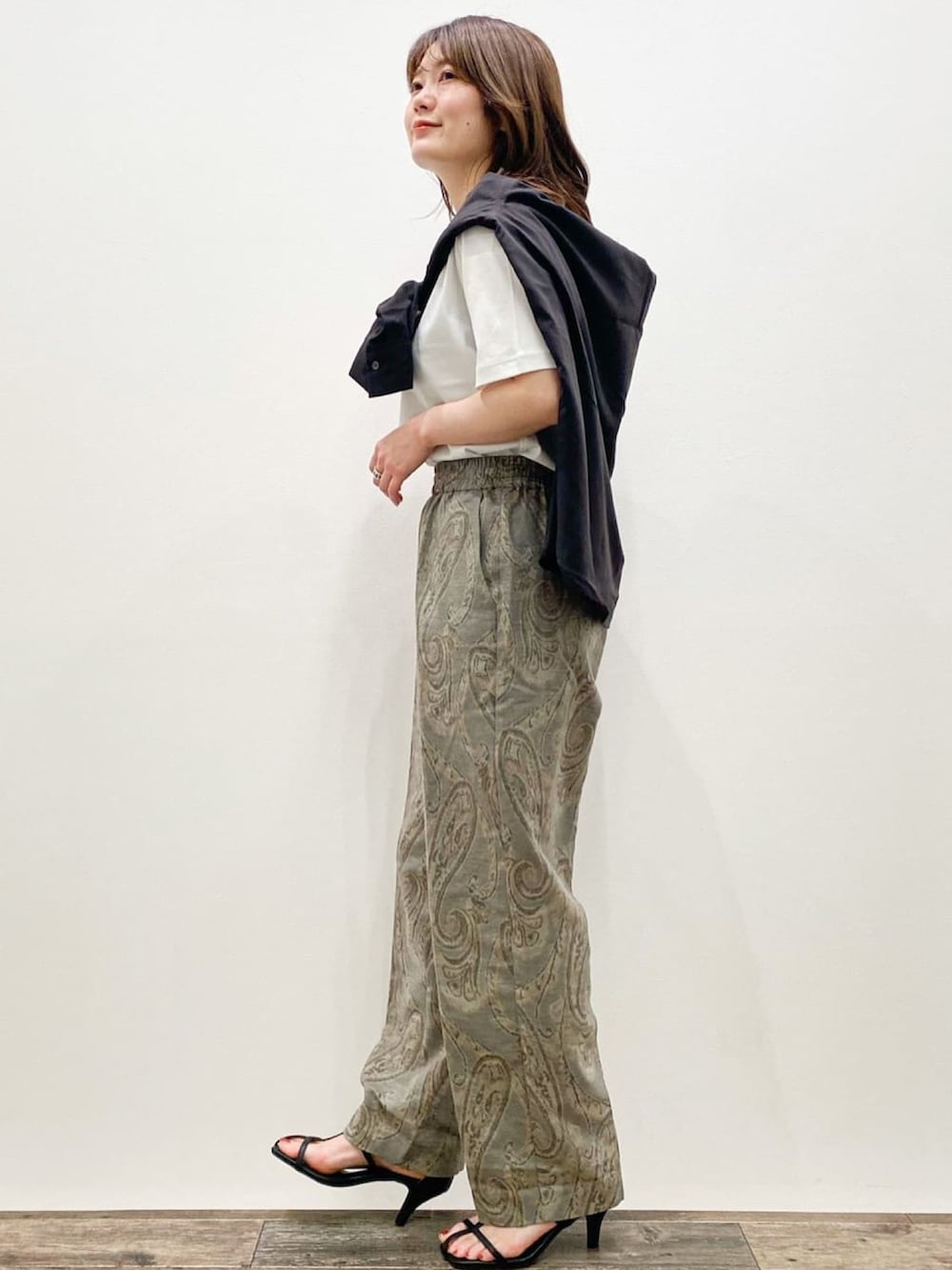 グレー系のシャツ/ブラウス、ホワイト系のTシャツ/カットソー、グリーン系のその他パンツを着用したレディースの春コーディネートの2枚目の写真