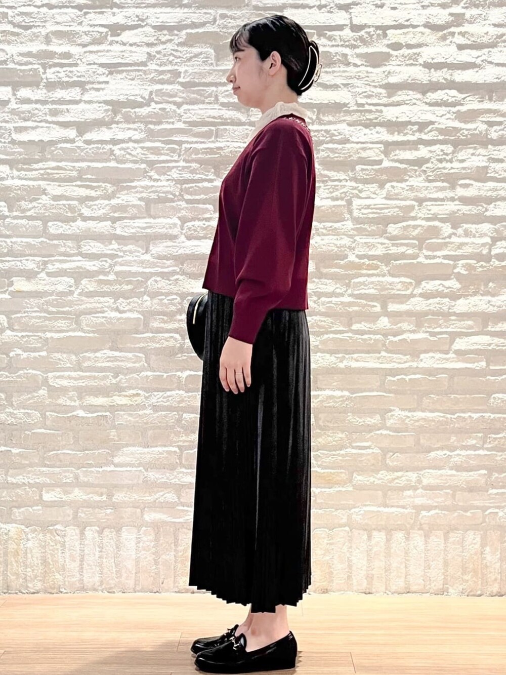 ホワイト系のTシャツ/カットソー、レッド系のカーディガン/ボレロ、ブラック系のショルダーバッグを着用したレディースの秋コーディネートの2枚目の写真