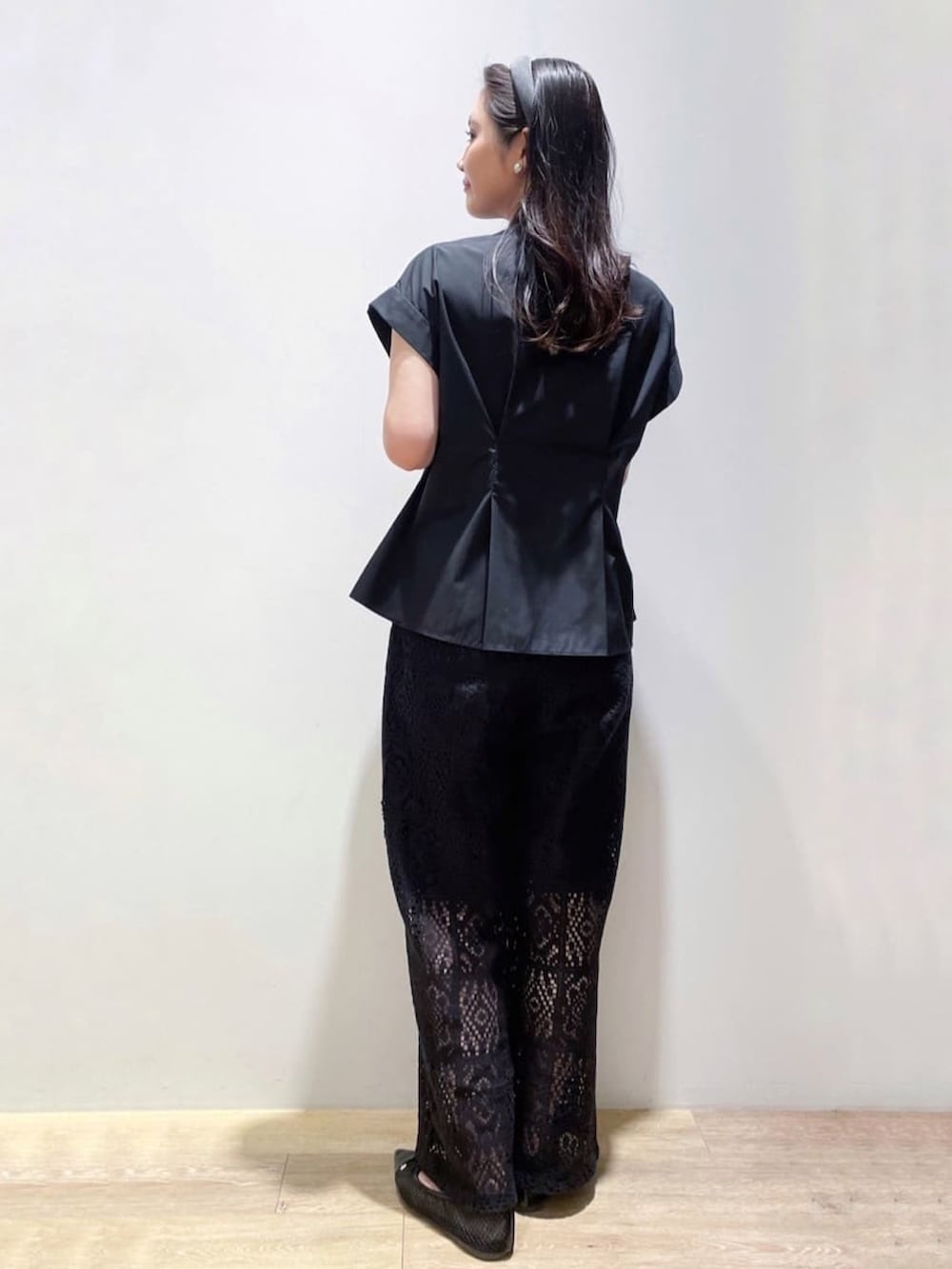 ブラック系のその他シューズ、ブラック系のその他パンツ、ブラック系のシャツ/ブラウスを着用したレディースの夏コーディネートの3枚目の写真