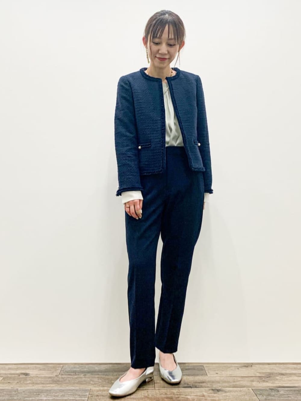 ブルー系のノーカラージャケット、ホワイト系のシャツ/ブラウス、ブラック系のその他パンツを着用したレディースの冬コーディネートの2枚目の写真