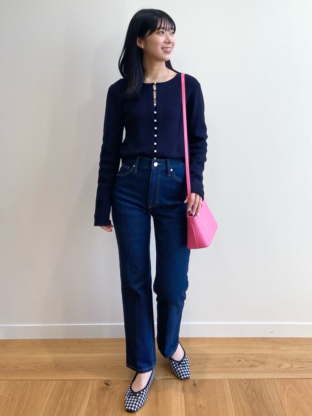 ブルー系のカーディガン/ボレロ、ブルー系のデニムパンツ、ブラック系のその他シューズを着用したレディースの冬コーディネートの2枚目の写真