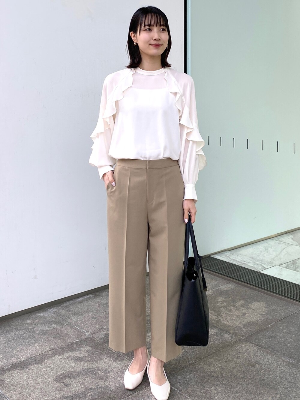 ホワイト系のトレンチコート、シルバー系のその他シューズ、グリーン系のその他パンツを着用したレディースの春コーディネートの5枚目の写真