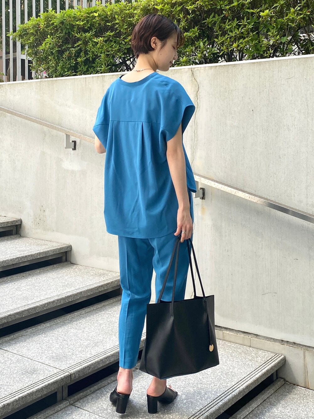 ブルー系のシャツ/ブラウス、ブルー系のその他パンツ、ブラック系のトートバッグを着用したレディースの夏コーディネートの3枚目の写真