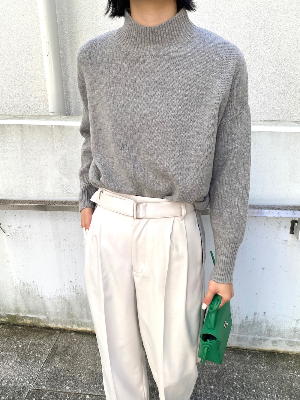 ブラック系のノーカラーコート、グレー系のその他パンツ、グレー系のニット/セーターを着用したレディースの冬コーディネートの4枚目の写真