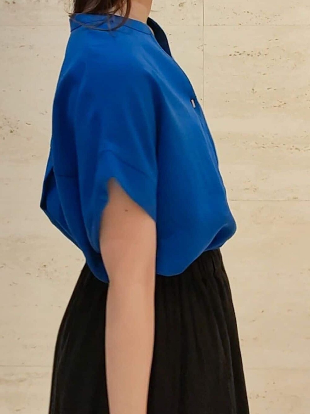 ブルー系のシャツ/ブラウス、ブラック系のスカート、ホワイト系のサンダルを着用したレディースの春コーディネートの3枚目の写真