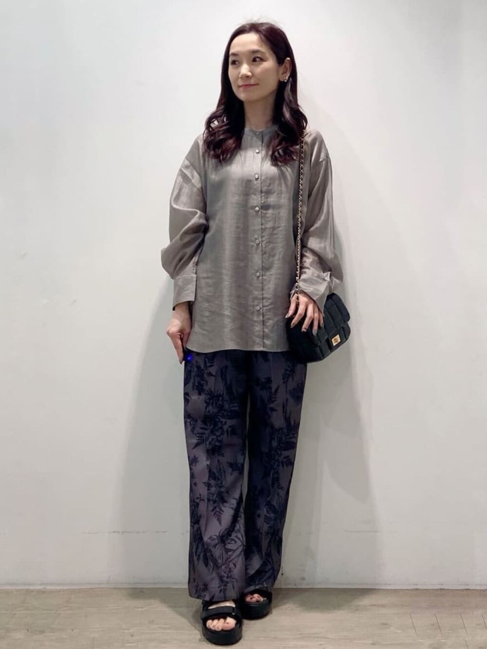 グレー系のシャツ/ブラウス、ブラック系のショルダーバッグ、グレー系のその他パンツを着用したレディースの春コーディネートの5枚目の写真