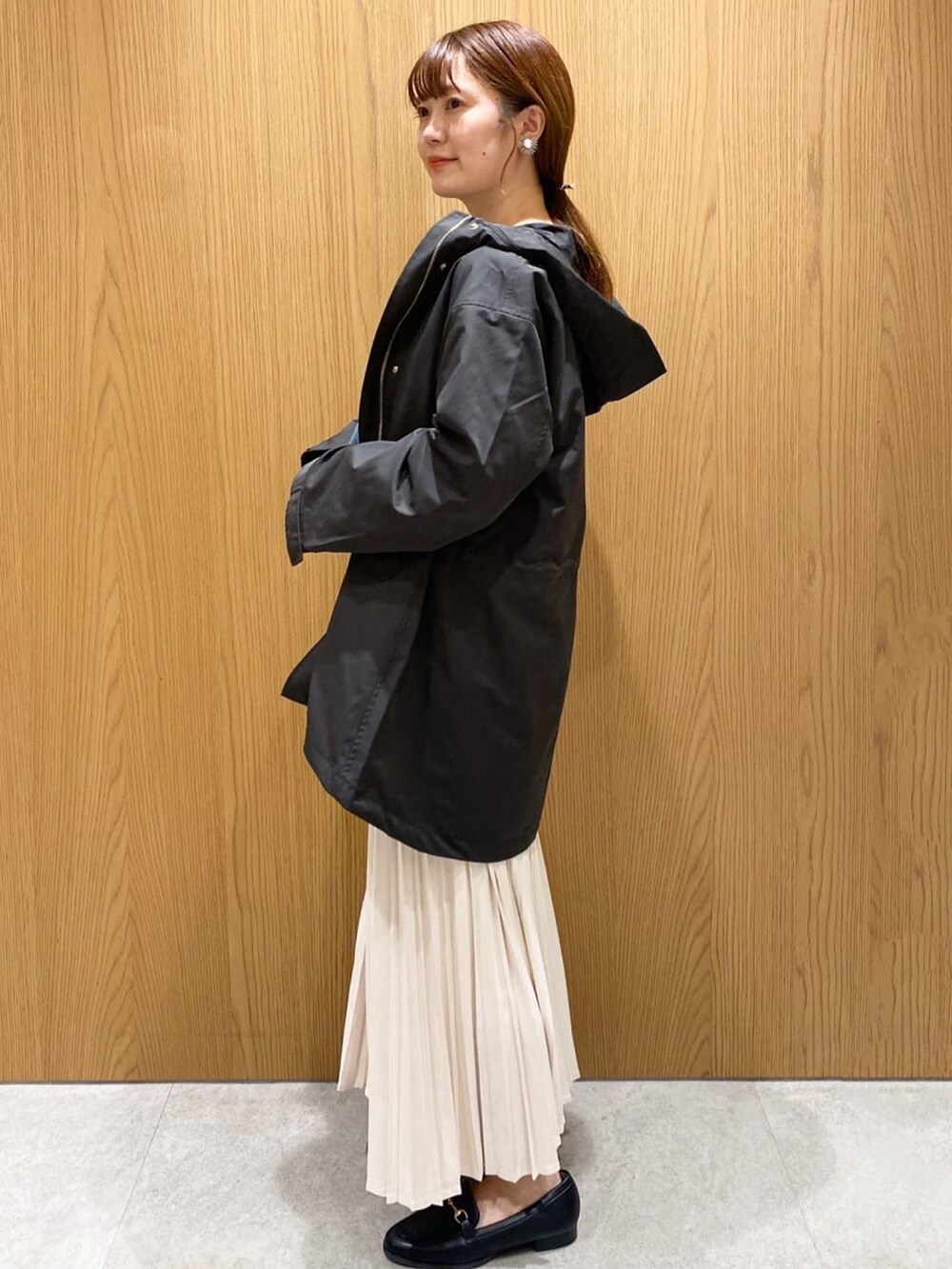 ホワイト系のスカート、グレー系のブルゾン、ブルー系のTシャツ/カットソーを着用したレディースの秋コーディネートの2枚目の写真