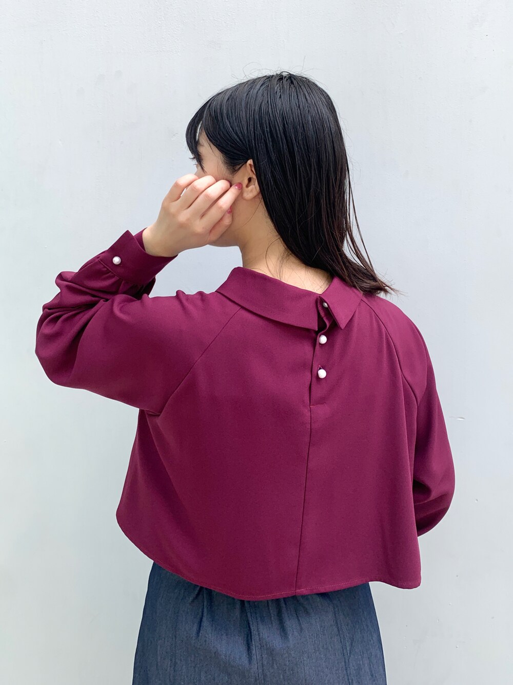 パープル系のシャツ/ブラウス、ブルー系のスカート、ブラック系のショルダーバッグを着用したレディースの秋コーディネートの4枚目の写真