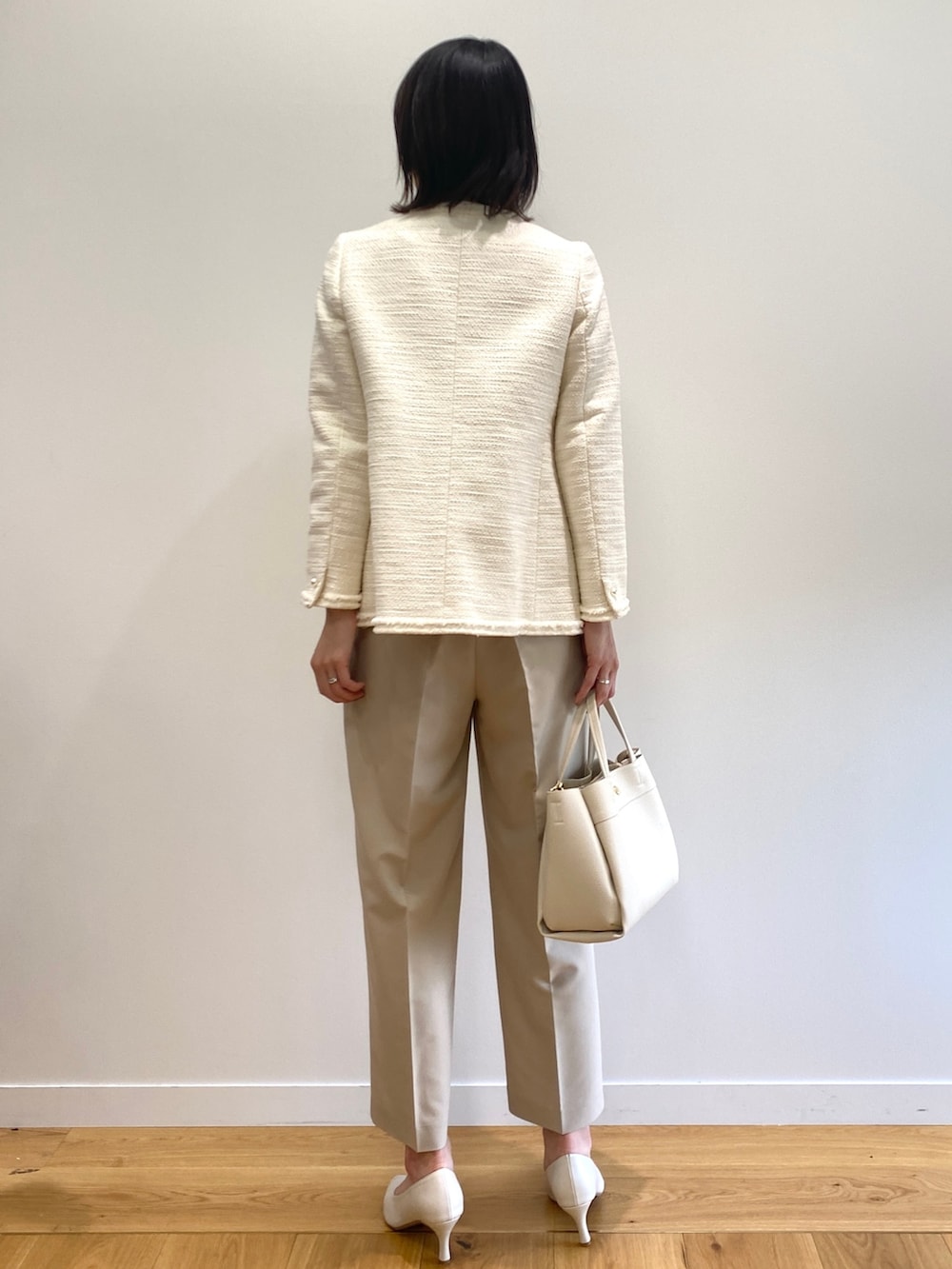 ホワイト系のノーカラージャケット、ベージュ系のその他パンツ、ホワイト系のパンプスを着用したレディースの冬コーディネートの3枚目の写真
