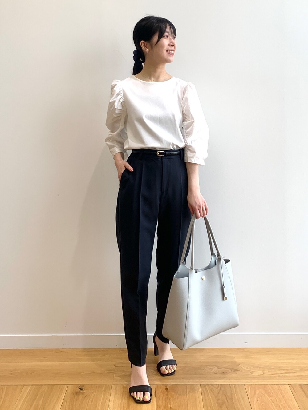 ホワイト系のTシャツ/カットソーを着用したレディースの春コーディネートの2枚目の写真