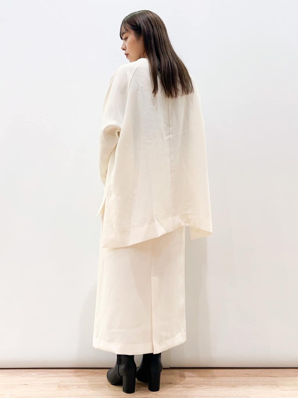 ホワイト系のシャツ/ブラウス、ホワイト系のスカート、ブラック系のショルダーバッグを着用したレディースの秋コーディネートの3枚目の写真