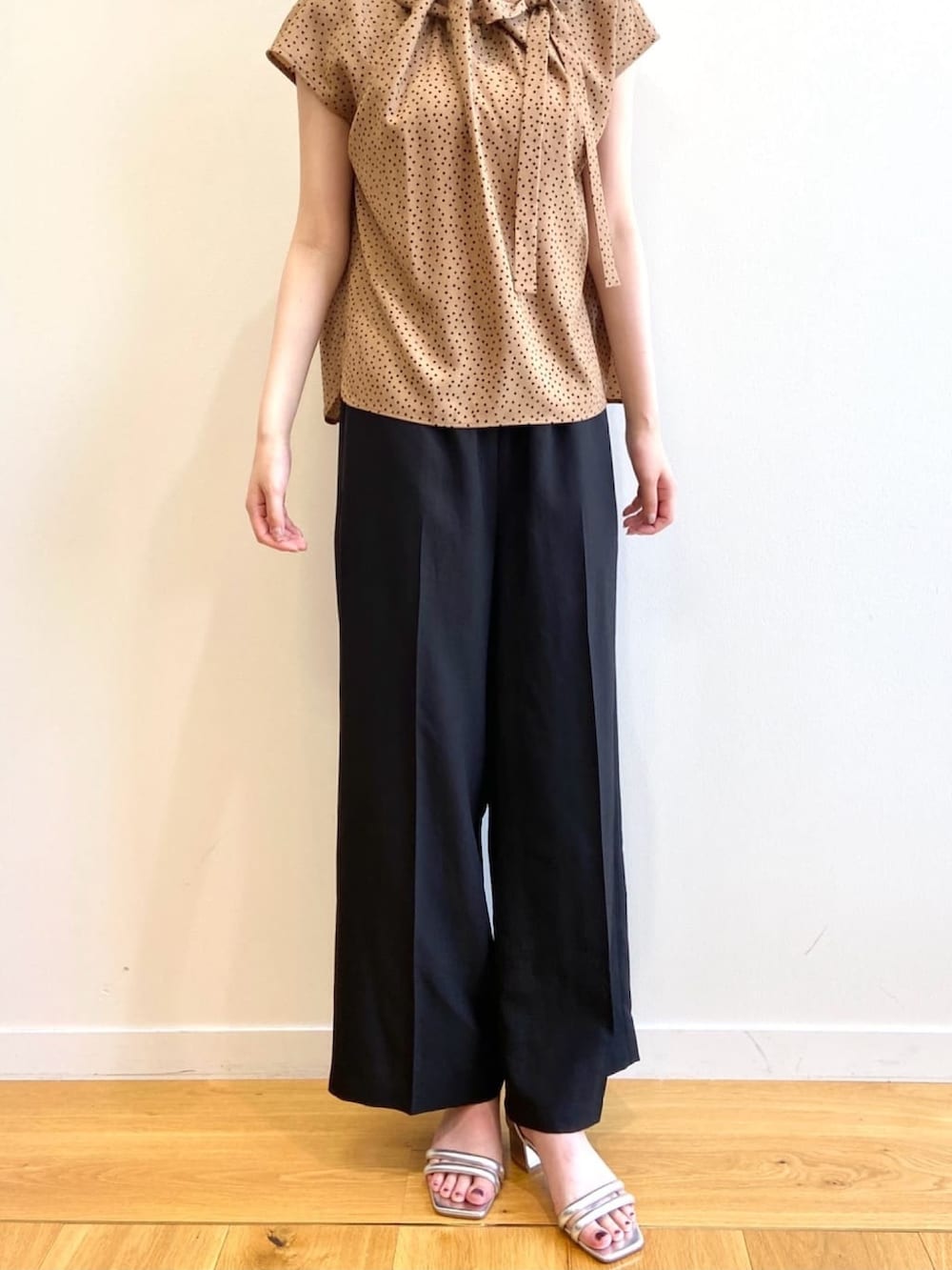 イエロー系のシャツ/ブラウス、ブラック系のその他パンツ、シルバー系のサンダルを着用したレディースの夏コーディネートの9枚目の写真