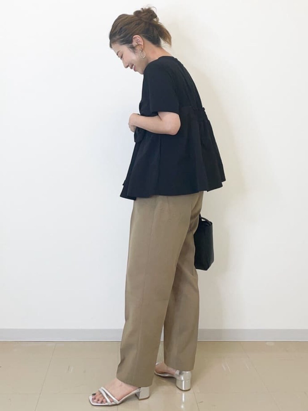 ブラック系のTシャツ/カットソー、イエロー系のその他パンツ、ブラック系のショルダーバッグを着用したレディースの夏コーディネートの2枚目の写真