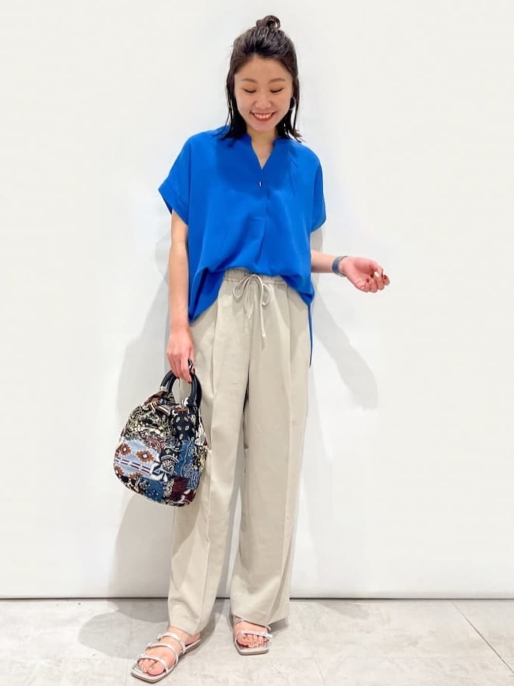 ブルー系のシャツ/ブラウス、シルバー系のサンダル、グレー系のその他パンツを着用したレディースの夏コーディネートの4枚目の写真