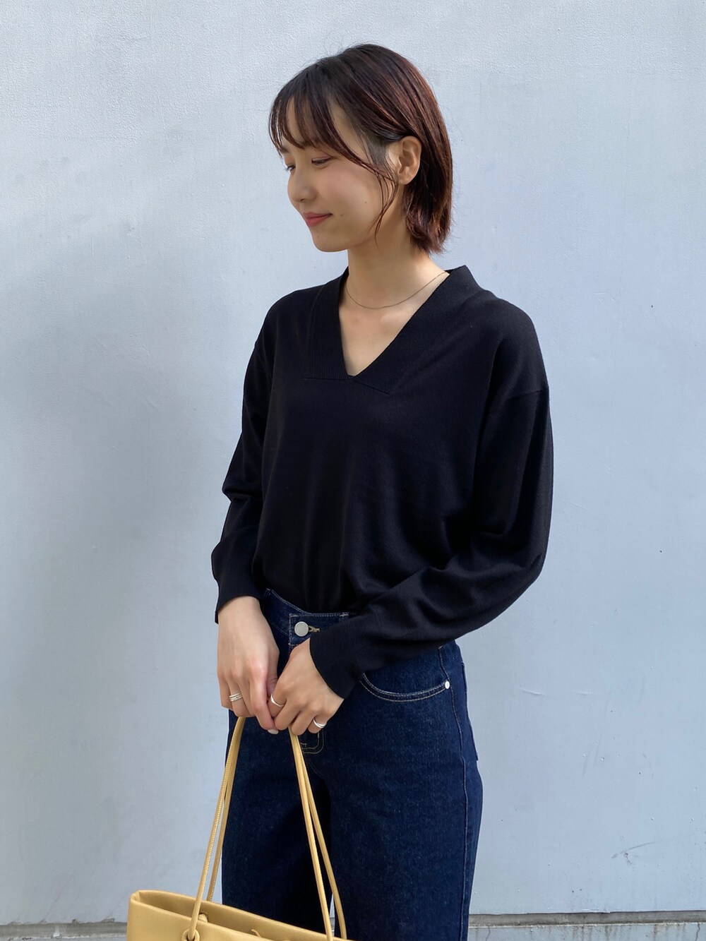 グレー系のノーカラーコート、ブルー系のその他パンツ、ブルー系のニット/セーターを着用したレディースの秋コーディネートの5枚目の写真