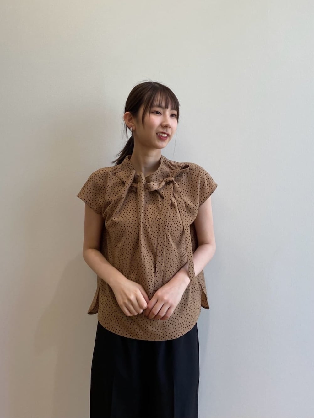 イエロー系のシャツ/ブラウス、ブラック系のその他パンツ、シルバー系のサンダルを着用したレディースの夏コーディネートの7枚目の写真