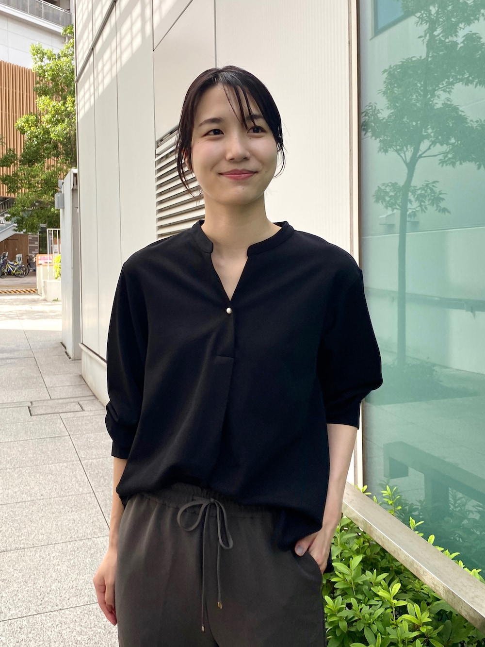 ブラック系のTシャツ/カットソー、グレー系のその他パンツ、ブラック系のパンプスを着用したレディースの秋コーディネートの4枚目の写真