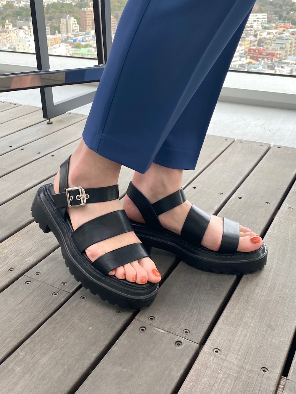 ホワイト系のシャツ/ブラウス、ブルー系のその他パンツ、ブラック系のサンダルを着用したレディースの春コーディネートの4枚目の写真